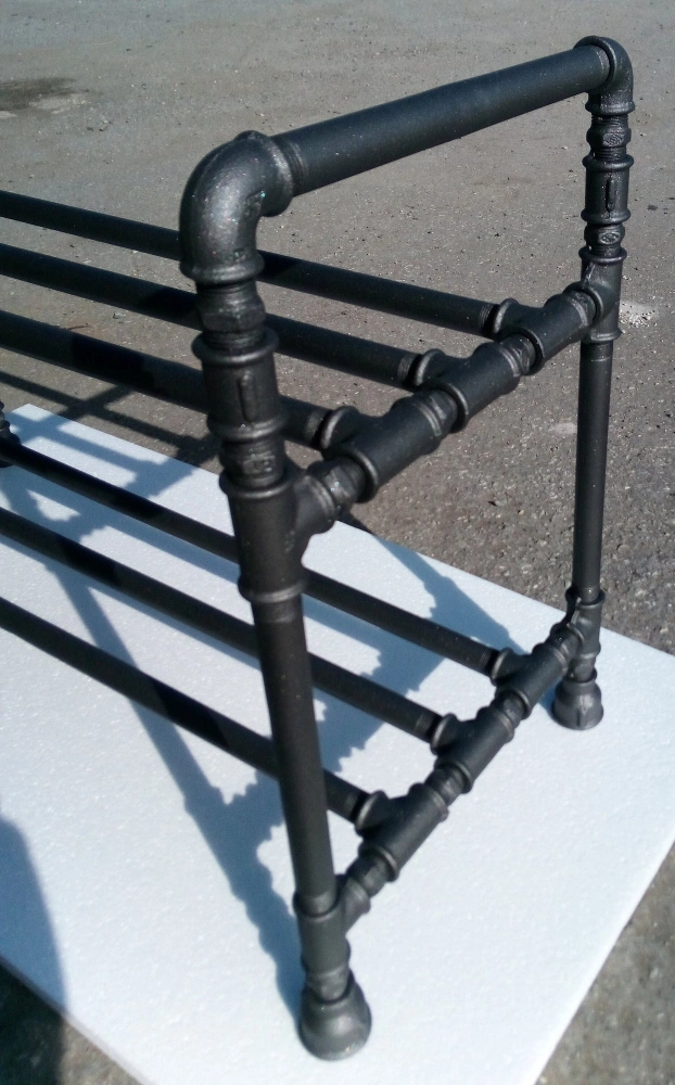 Detail ozdobných fitinek a kolena na boku botníku