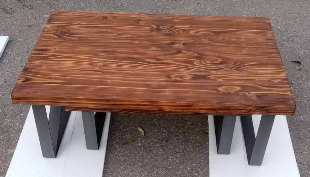 Menší konferenční stolek 70 × 50 cm z masivu