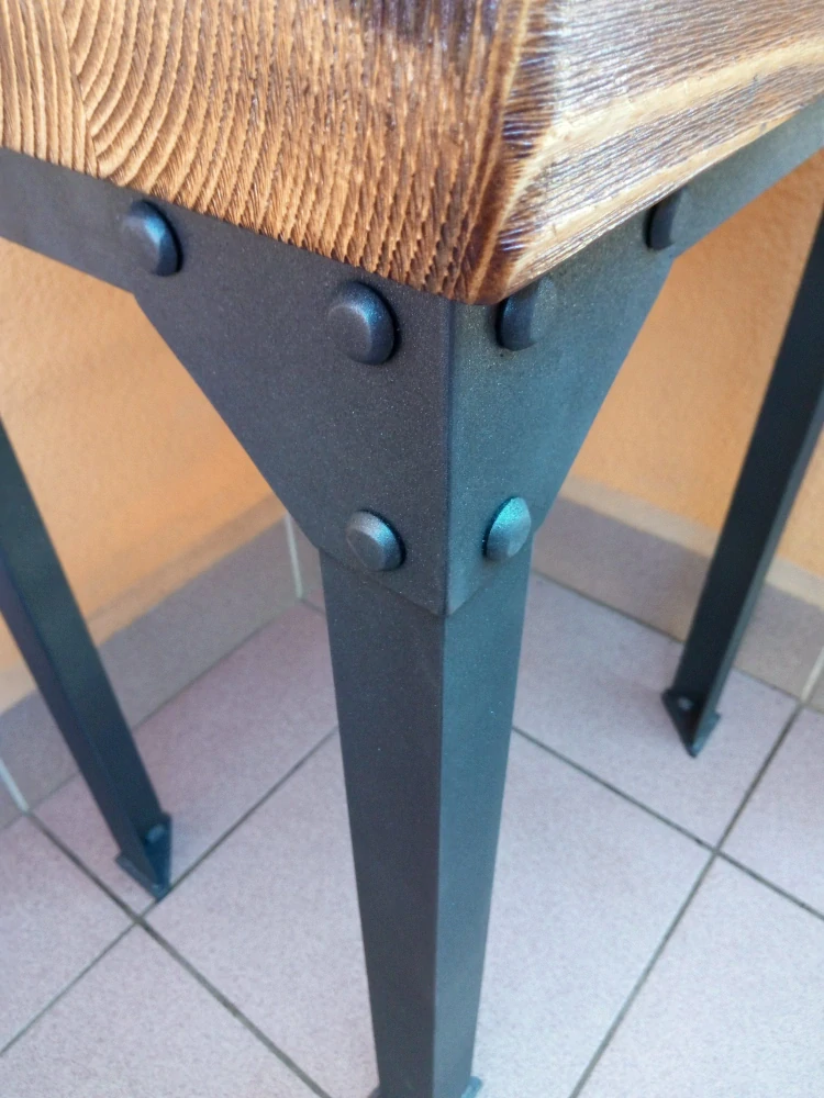 Detail nýtovaného rohového plechu pod deskou z masivu
