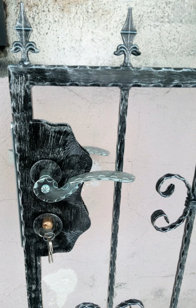 Detail zámku s klikou a klíčem na kované brance