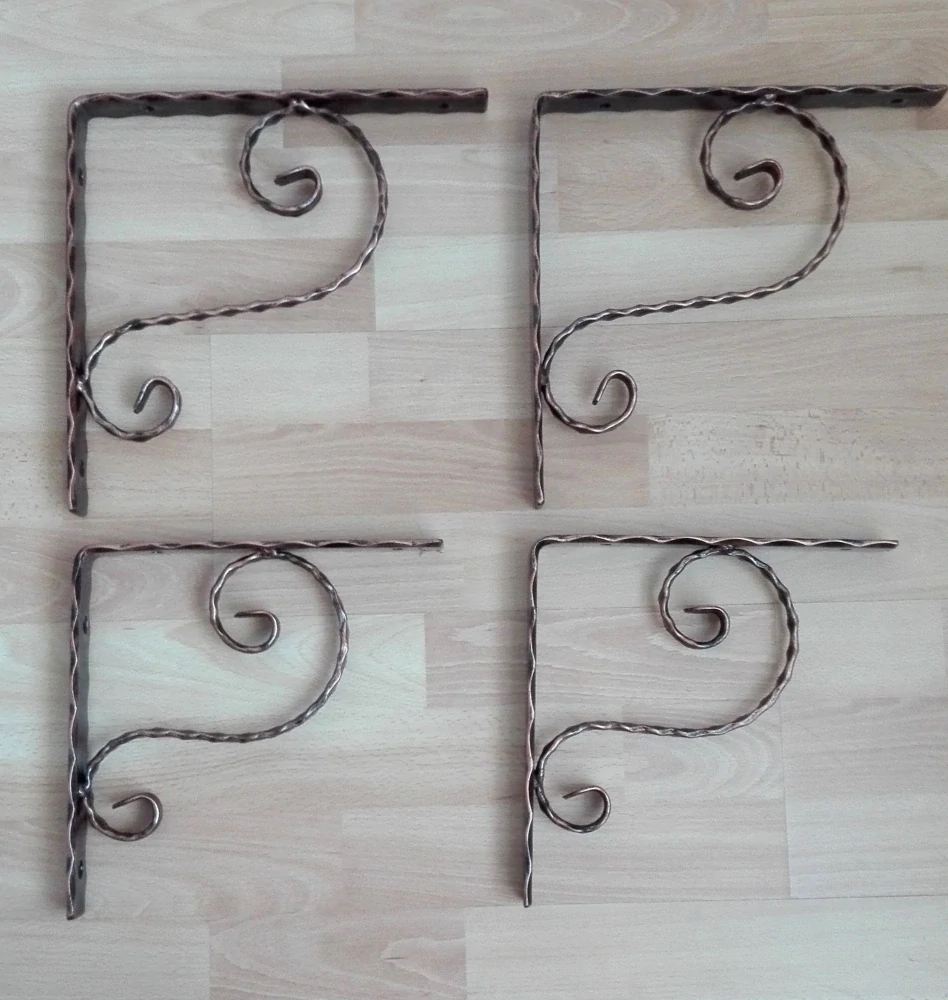 Čtyři konzoly ve dvou velikostech, 24 a 28 cm