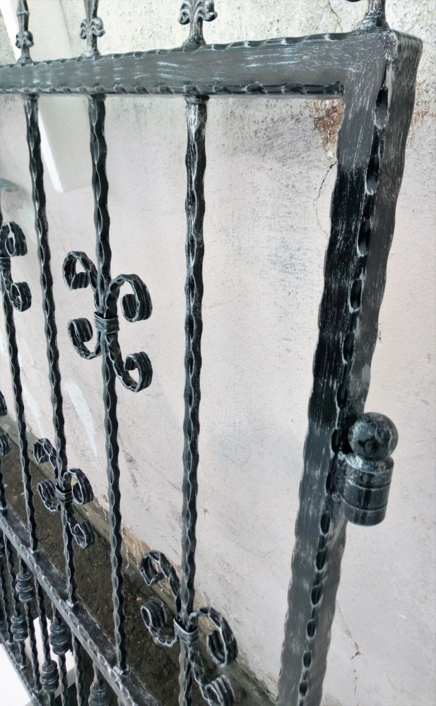 Detail pantu a kroucených tyčí branky