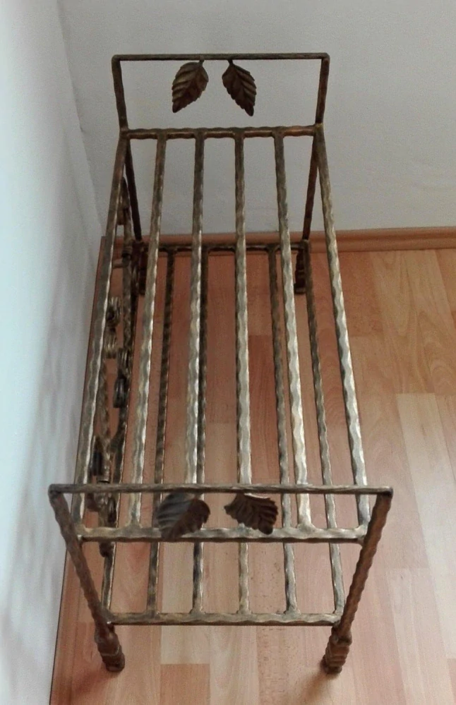 Kovaný regál shora, ocelové tyče polic