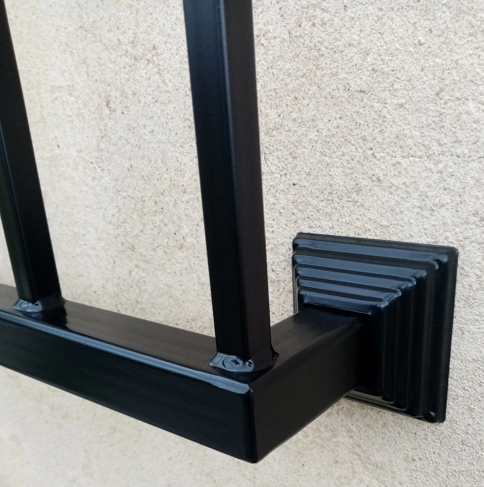 Detail svařeného spodního rohu a držáku na zeď