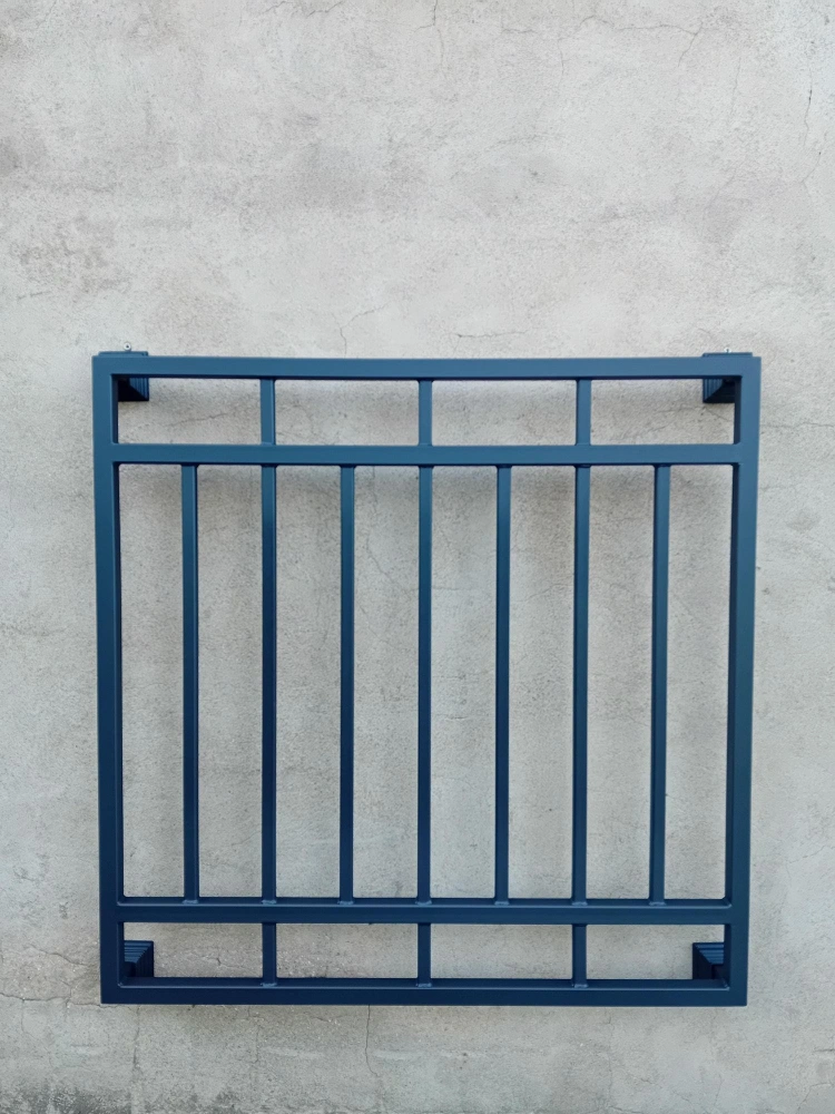 Geometrický francouzský balkon s dvojitým horním a spodním pásem, pohled zepředu