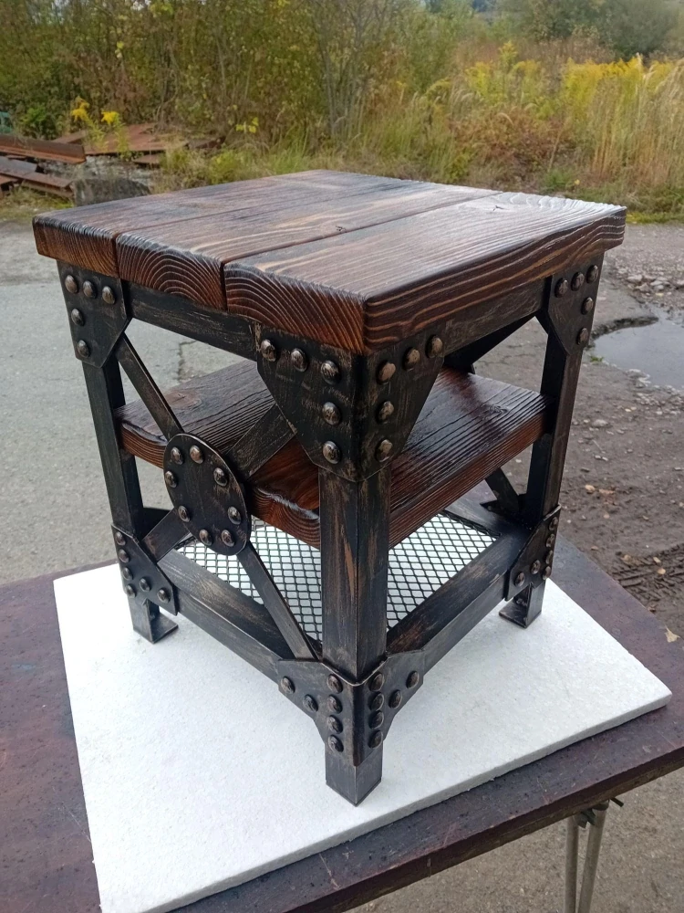 Celý svařený noční stolek ve stylu steampunk s křížovými výztuhami X a kulatým nýtovaným plechem, pohled zešikma