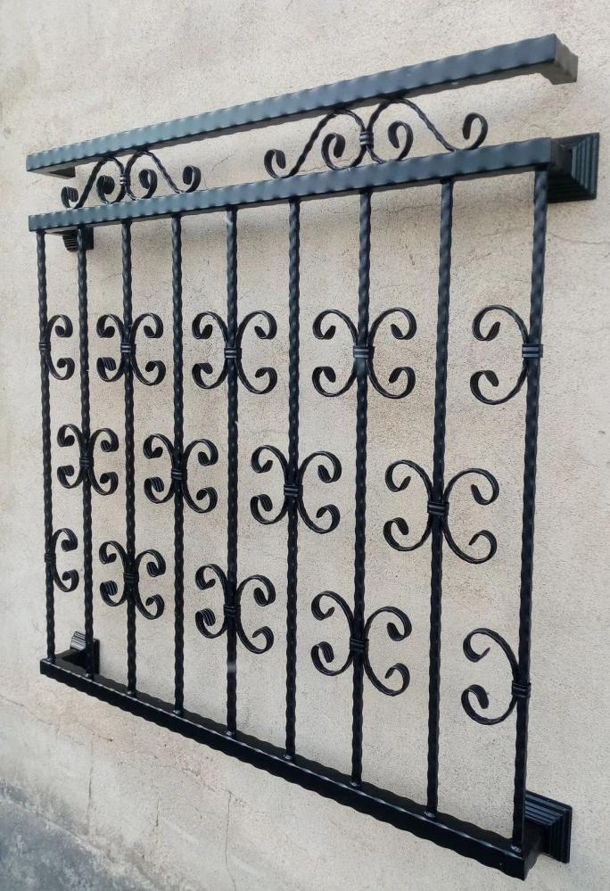Ozdobný francouzský balkon s ornamenty na zdi, pohled zešikma