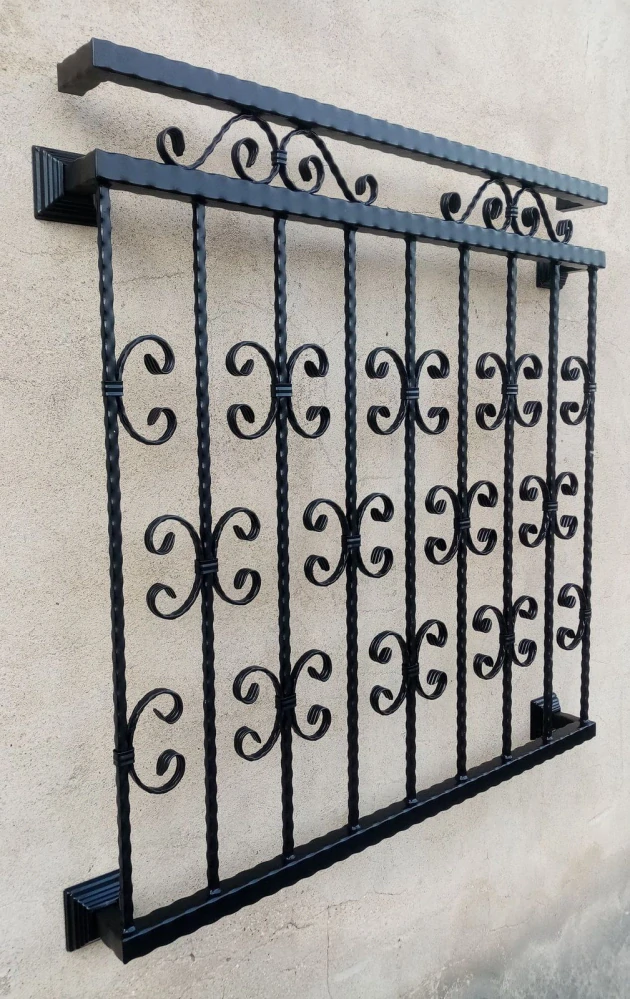Detail ocelových ornamentů přivařených mezi svislé tyče