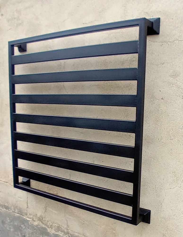 Minimalistický francouzský balkon z vodorovných pásovin, pohled z druhé strany