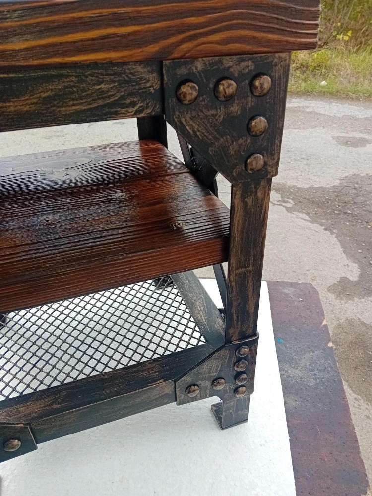 Detail nýtovaného ocelového rohového plechu, opalované smrkové police a spodní police z ocelové mřížky