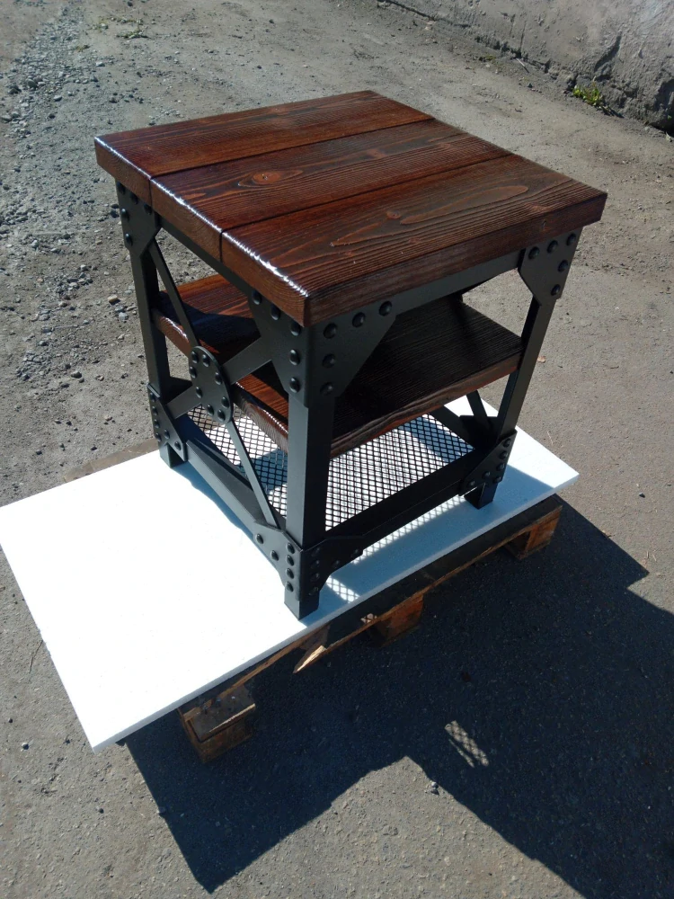 Odkládací stolek ve stylu steampunk s tmavě mořenou kartáčovanou smrkovou deskou a černým matným rámem s nýtovanými rohovými plechy