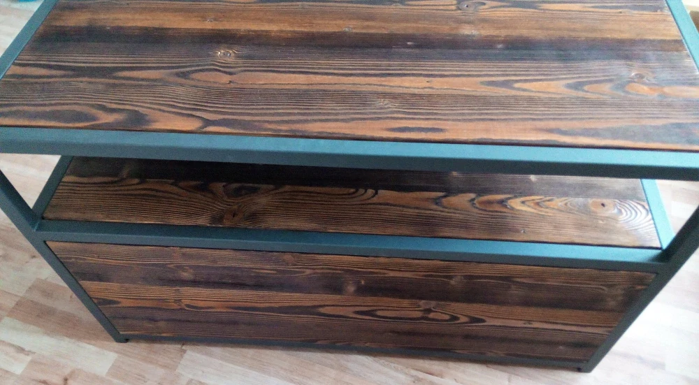 Detail opalovaného smrku na desce a skříňce TV stolku