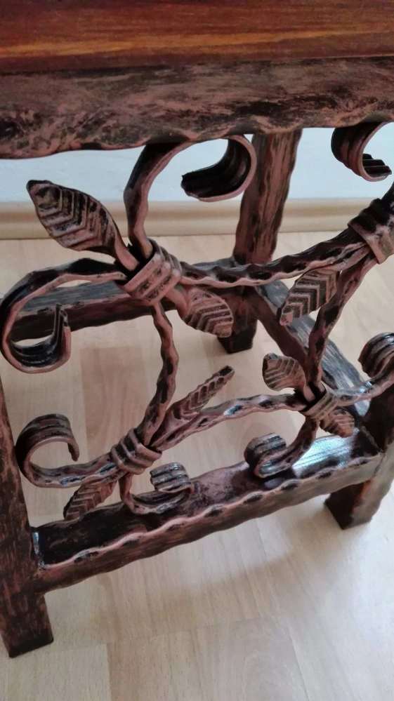 Detail kovaných lístků a spirál s měděnou patinou