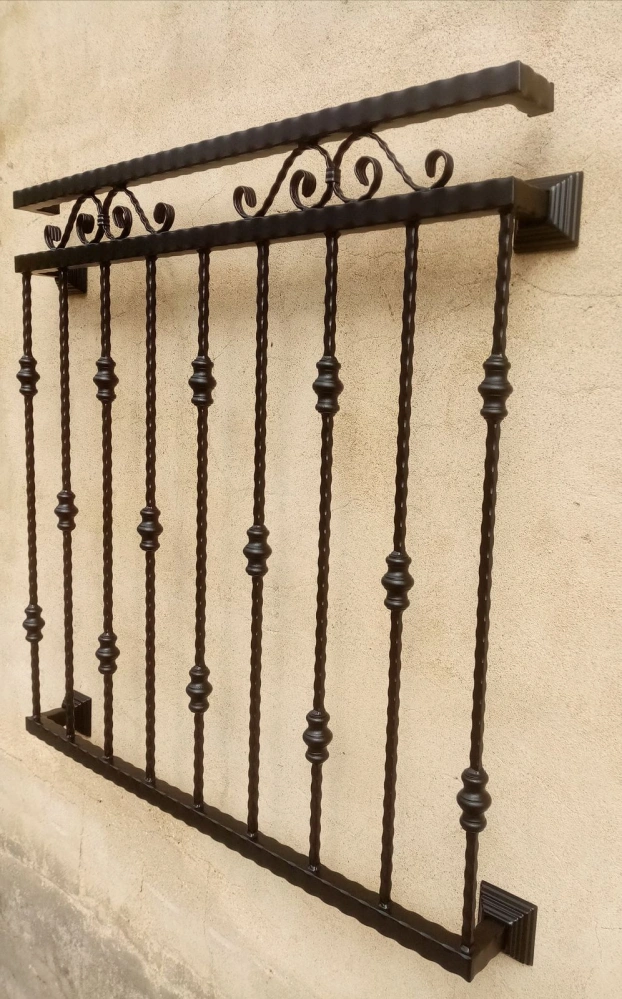 Detail kroucených ocelových tyčí s ozdobnými objímkami