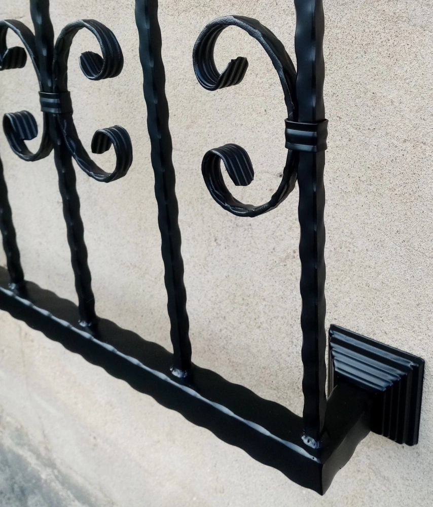 Detail ornamentů a svarů ozdobného zábradlí