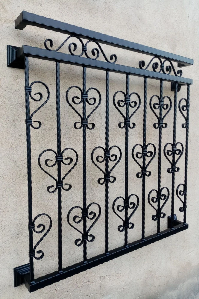 Detail srdíček z ornamentů na viktoriánském zábradlí