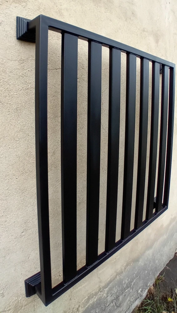 Detail rovnoměrně rozmístěných lamel a svařeného rámu