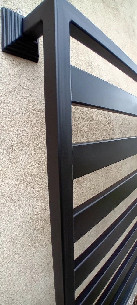 Detail svařeného rámu z jeklu a vodorovných lamel