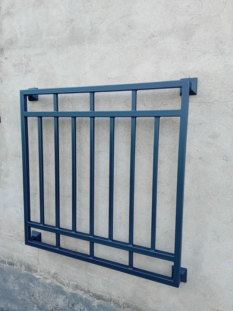Geometrický francouzský balkon na zdi, pohled zešikma