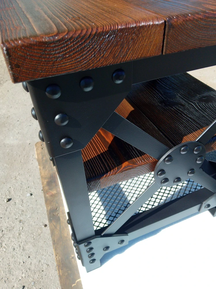 Detail nýtovaného rohového plechu pod 4 cm silnou mořenou smrkovou deskou stolku