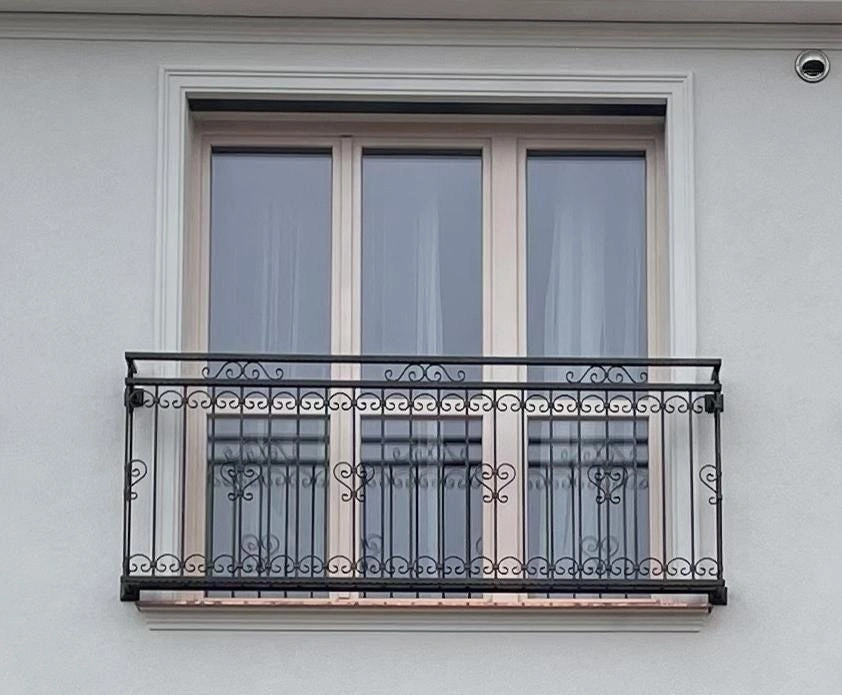 Dlouhý francouzský balkon na míru nad širokým trojdílným oknem, černé kované zábradlí