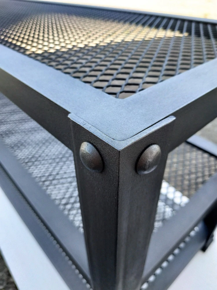 Detail horního rohu rámu ze čtvercového jeklu s tahokovem