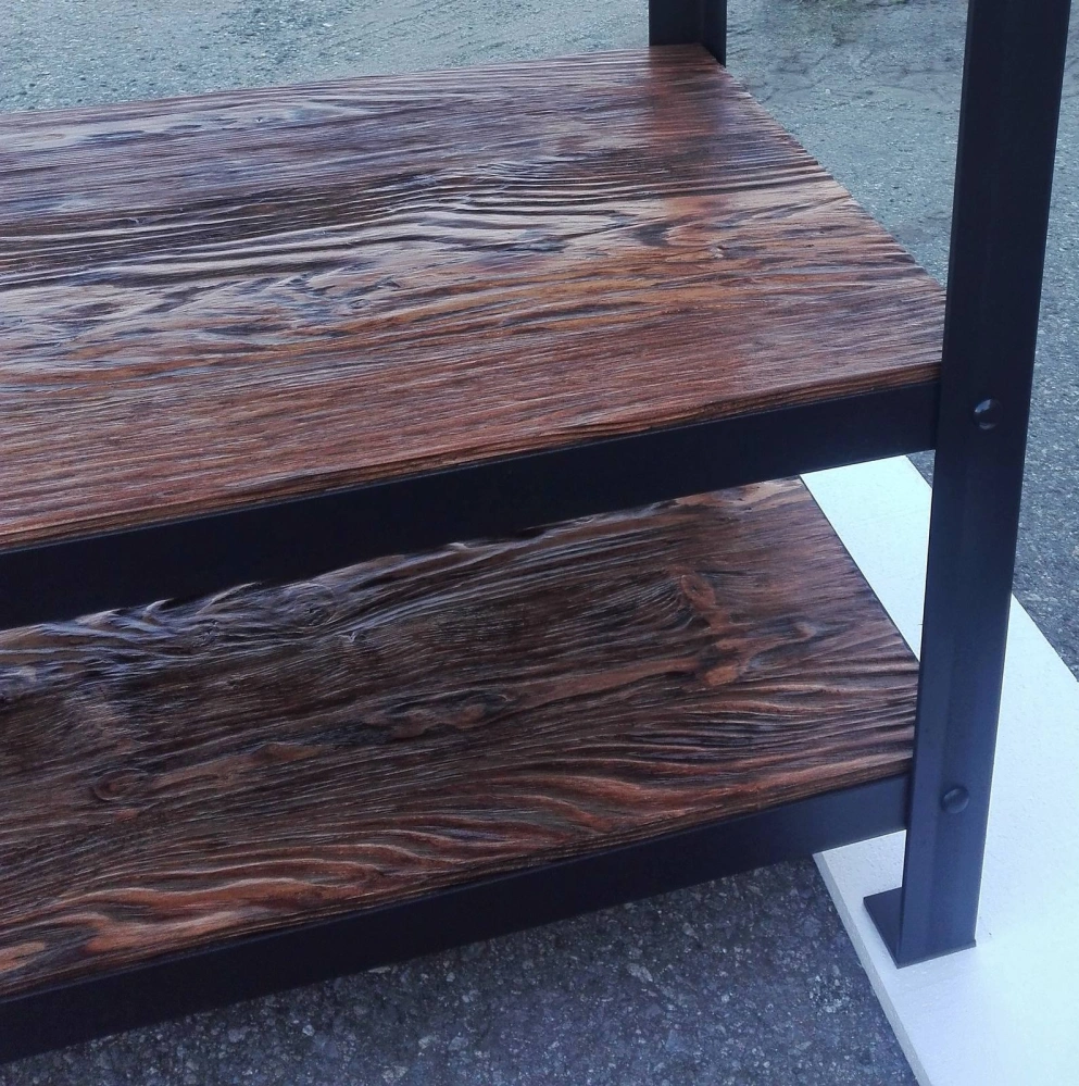 Detail dvou polic z opalovaného smrku na ocelovém rámu