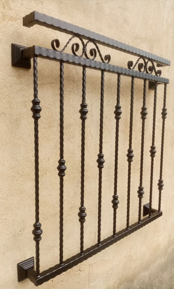 Detail kroucených tyčí a objímek kovaného zábradlí
