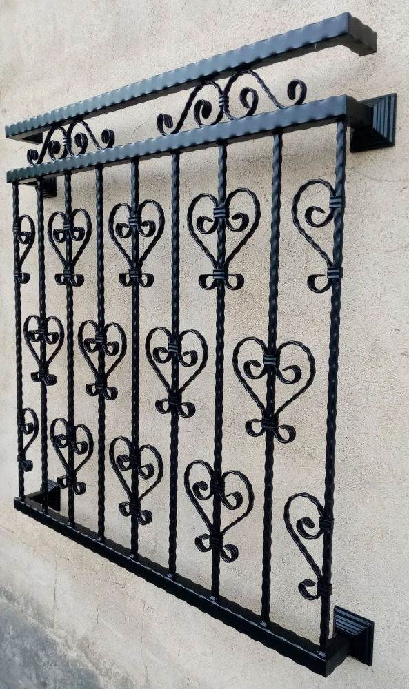 Detail přivařených srdíček a ornamentů