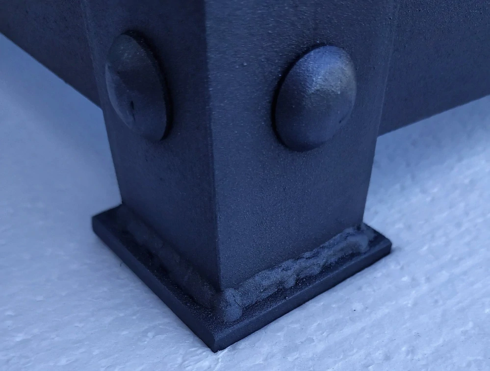 Detail nohy botníku s přivařenou patkou