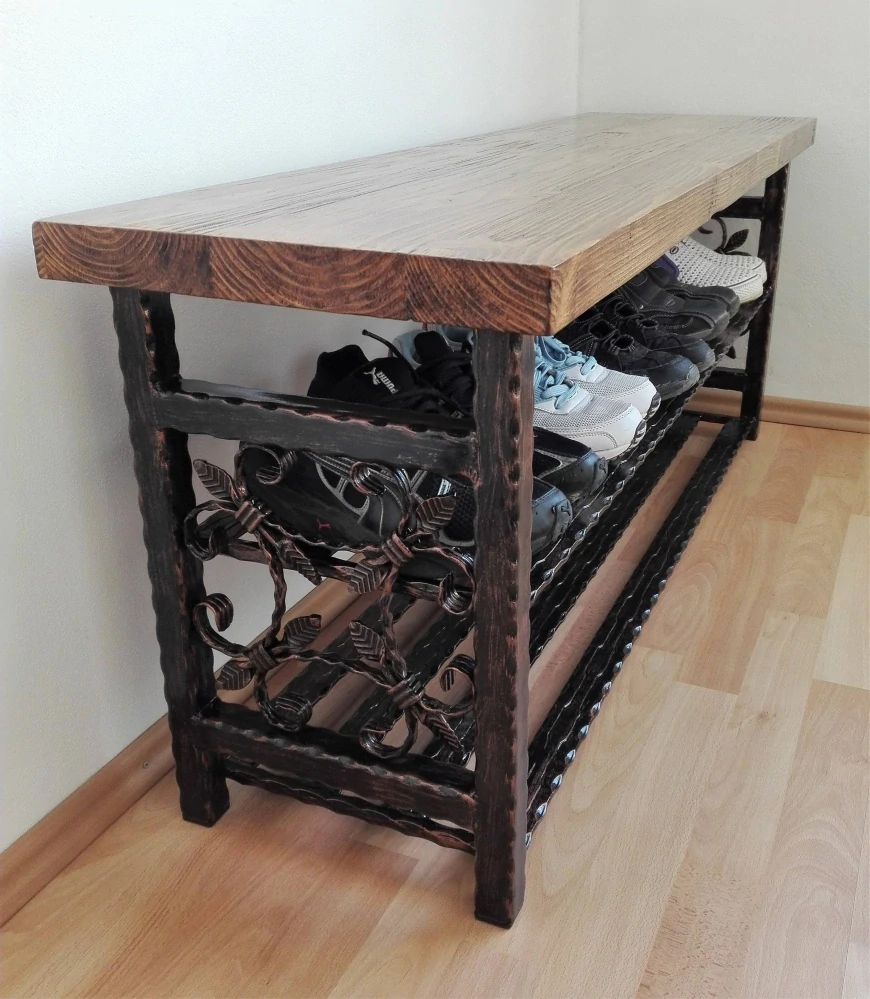 Kovaný botník z boku, bočnice s kovanými ornamenty a silný dřevěný sedák