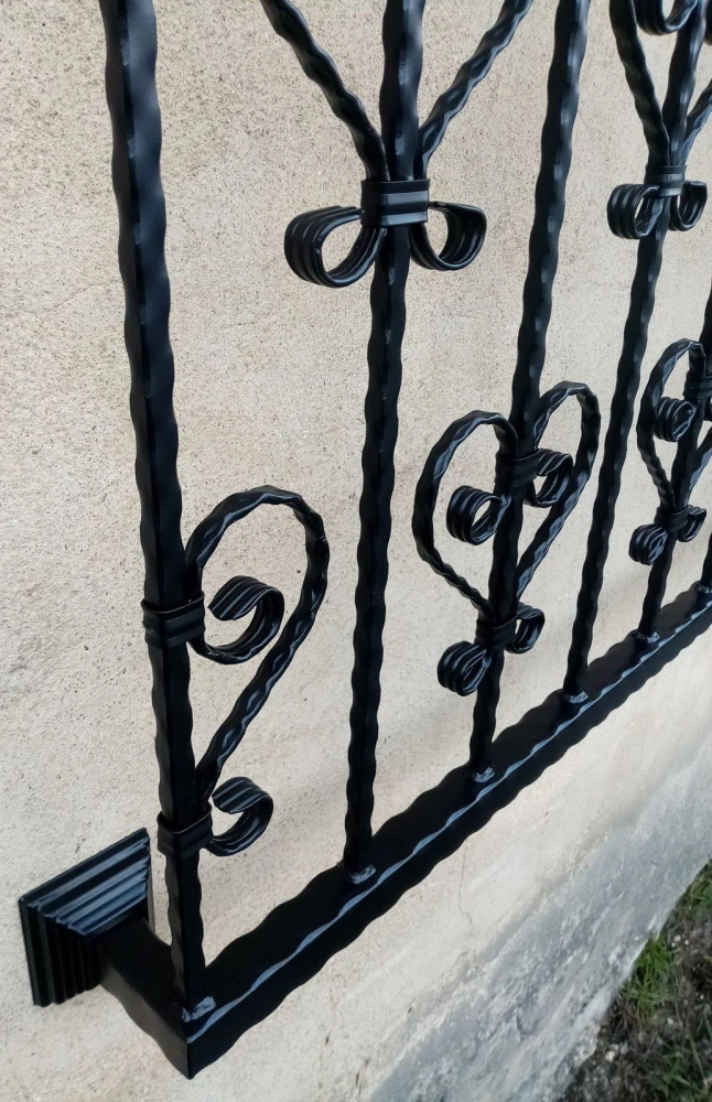 Detail ornamentu a svislé tyče zábradlí se srdíčky