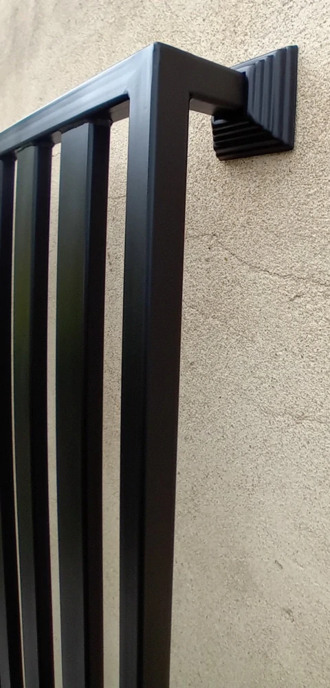 Detail svařených lamel s hladkou stříkanou úpravou