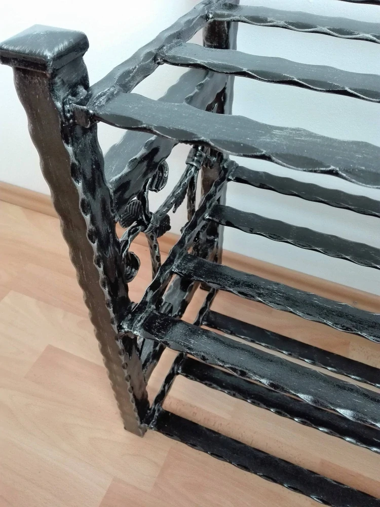 Detail roštové ocelové police botníku shora