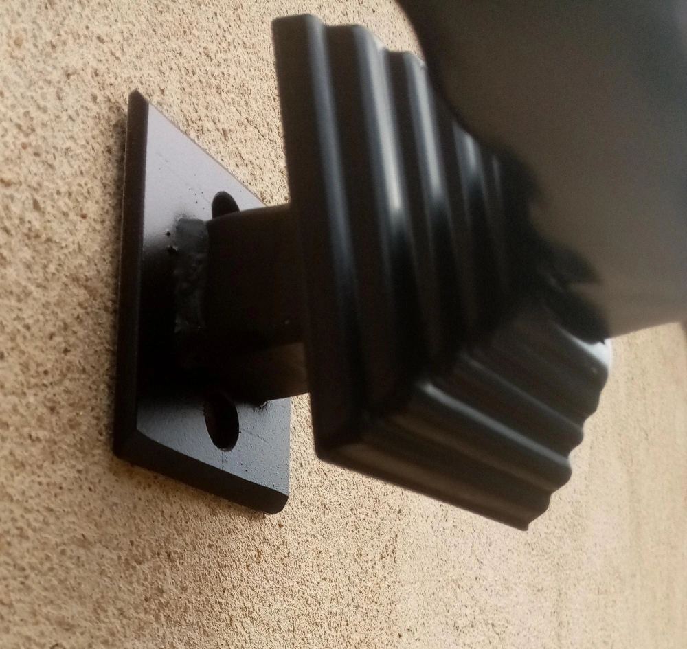 Držák zábradlí na zeď s kovovou krytkou, která zakryje uchycení