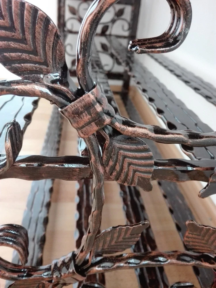 Detail svařeného spoje kovaných listů a spirál