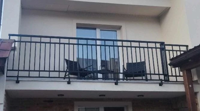 Dlouhé balkonové zábradlí ve stejném geometrickém stylu – příklad výroby na míru