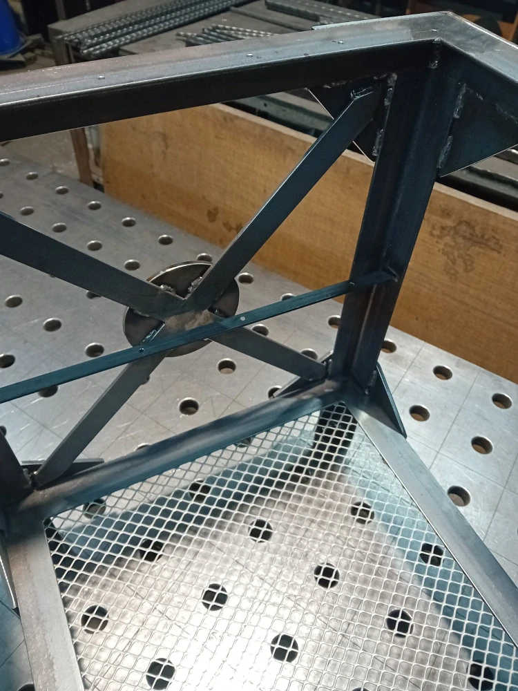 Svařené spoje uvnitř ocelového rámu odkládacího stolku
