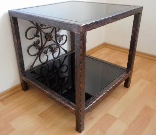 Kovaný noční stolek s tmavým sklem a ornamentem se spirálami, měděná patina