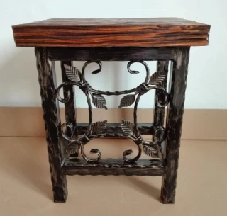 Kovaná stolička se sedákem z opalovaného smrku a ornamenty s lístky, měděná patina